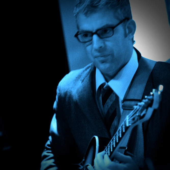 Dale Lindrea of The Twenty 20s, live — photo by Dishan Marikar