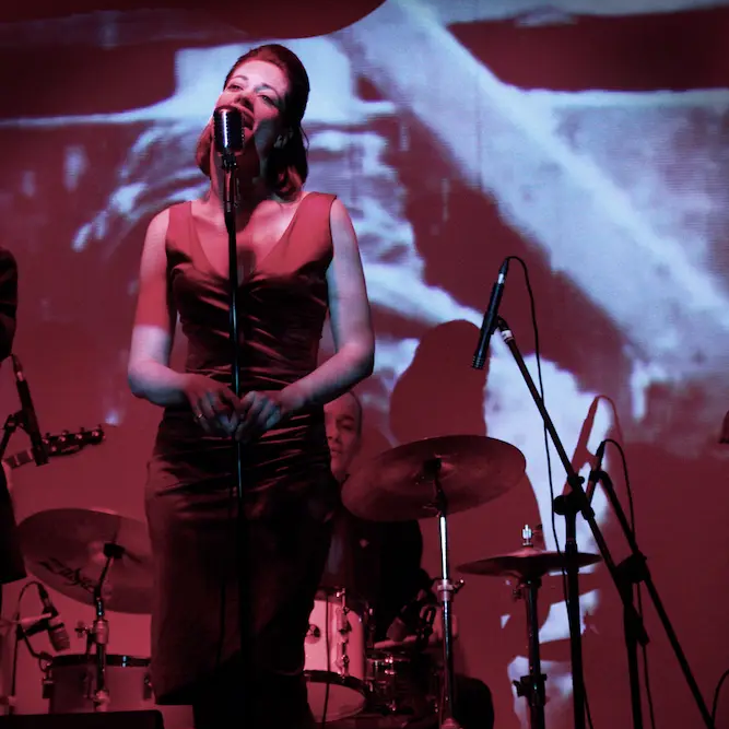 Hetty Kate of The Twenty 20s, live — photo by Dishan Marikar