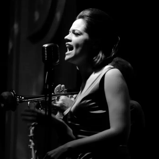 Hetty Kate of The Twenty 20s, live — photo by The Shot